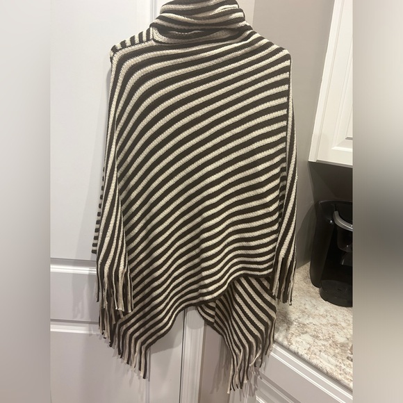 Demdaco Women’s Cowl Neck Poncho Brown Cream - Picture 3 of 8